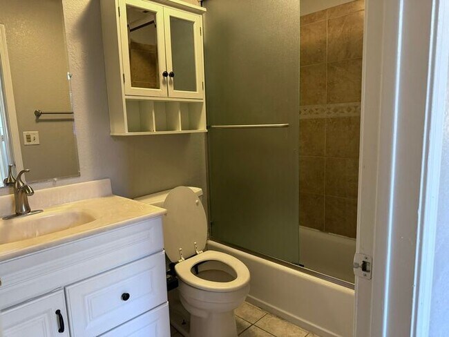 Building Photo - Adorable single floor 4 bedrooms,2 bathroo...