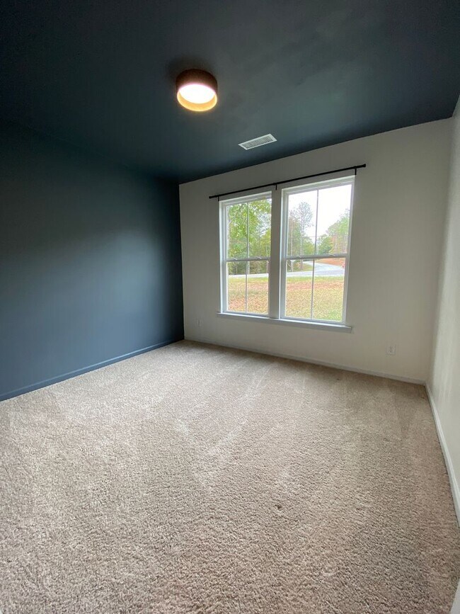 Building Photo - SPECIAL: HALF OFF FIRSTS MONTH RENT! Lovel...