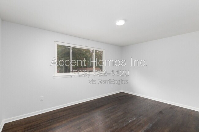 Building Photo - 8613 Kenilworth Dr