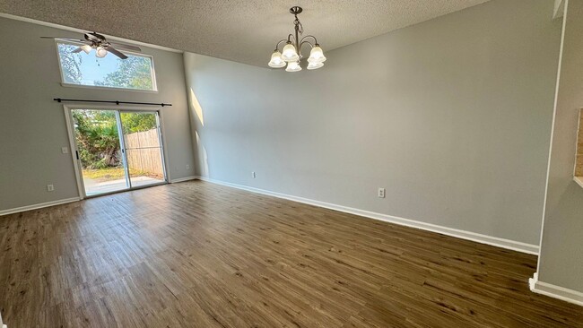 Building Photo - Charming and Conveniently Located Townhome...