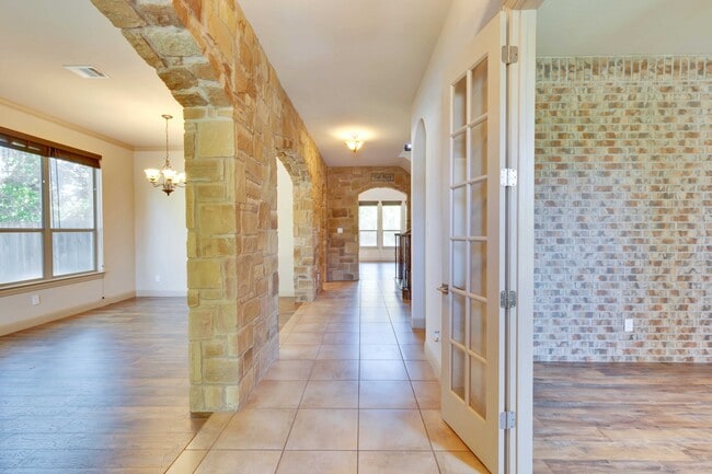 Building Photo - 2500 Speidel Dr