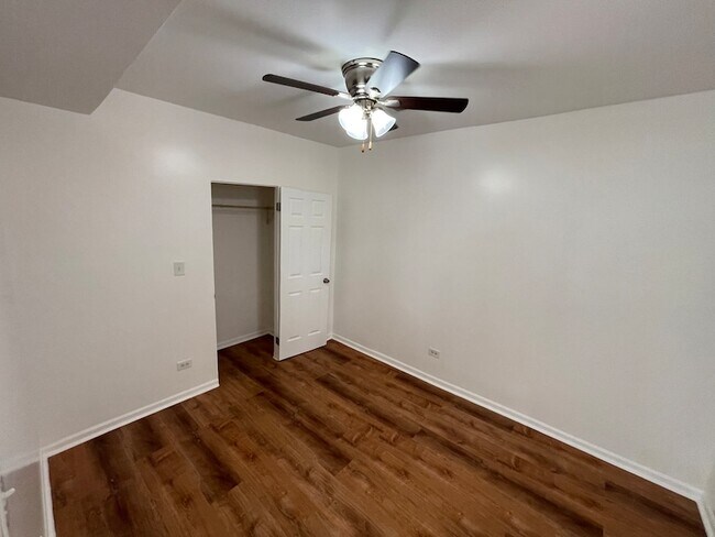 Building Photo - 1320 W 57th St
