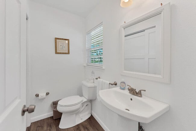 Building Photo - 2388 Lakeshore Dr