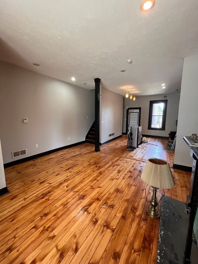 Building Photo - Large Home in ShadySide, Newly Rennovated!