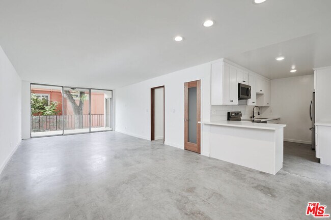 Primary Photo - 305 San Vicente Blvd
