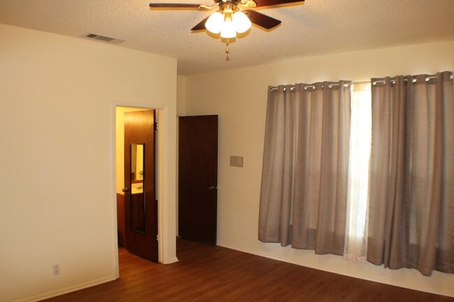 Building Photo - Gorgeous garden style home in San Antonio. Realtor Commission: $300