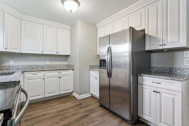 Building Photo - Charming brick rancher with modern kitchen...