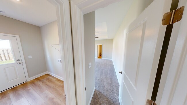 Building Photo - Midtown Oaks 12
