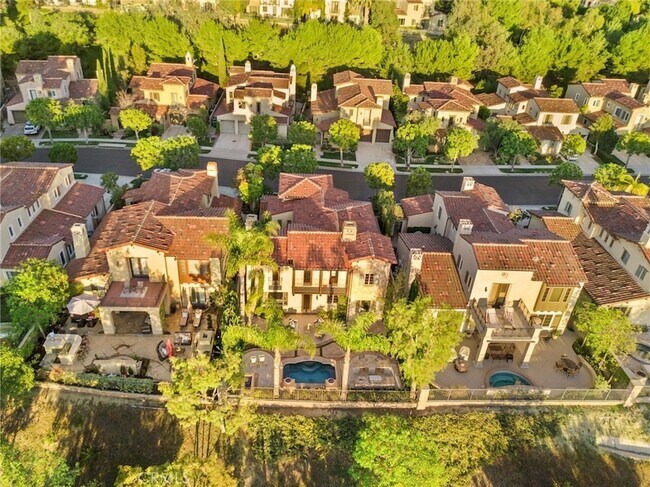 Building Photo - 33 Tall Hedge