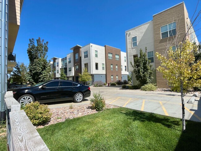 Building Photo - Gorgeous Townhome in South Jordan!