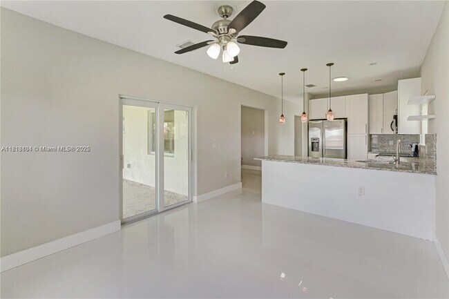 Building Photo - 709 SE 14th Pl
