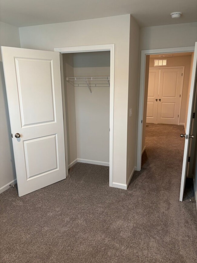 Building Photo - Brand New End-Unit Townhome in Charlotte!