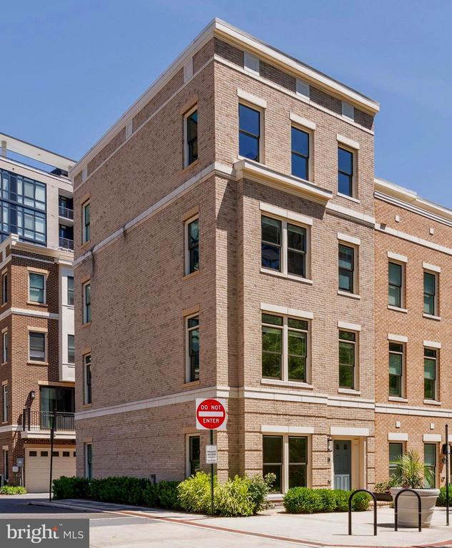 Building Photo - 1527 16th Rd N