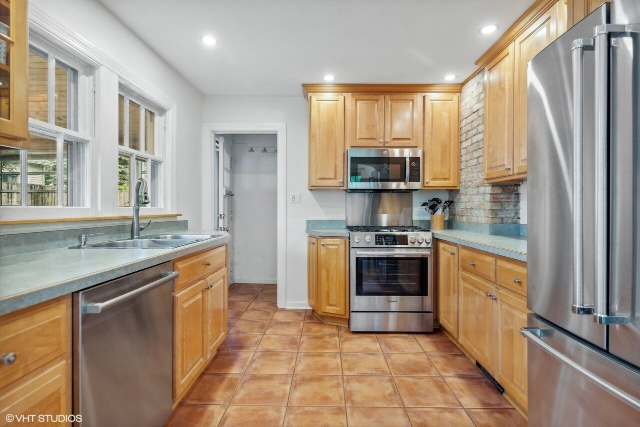 Kitchen - 805 Pershing Ave