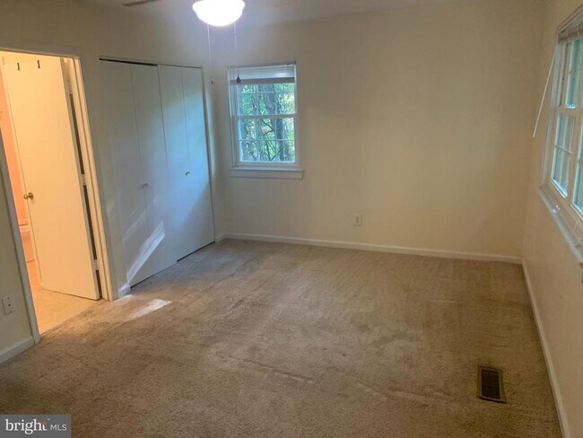 Building Photo - 133 Woodlake Dr