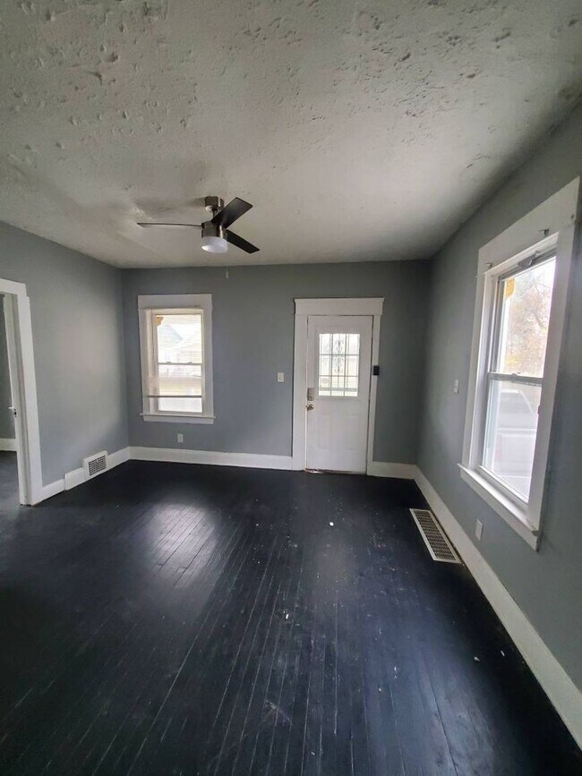 Building Photo - Charming 4-Bedroom Property in Prime Location