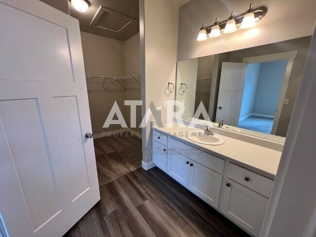 Building Photo - 4234 McKellen Dr