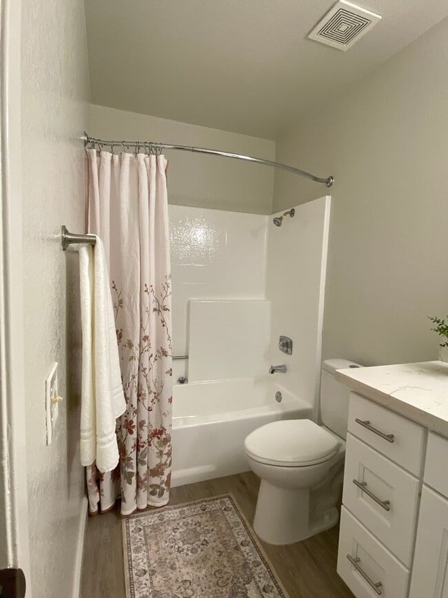 Building Photo - Alta Loma Woods Two Bed with Small Yard an...