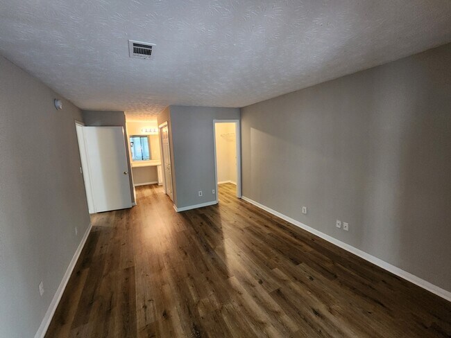 Building Photo - 9400 Roberts Dr