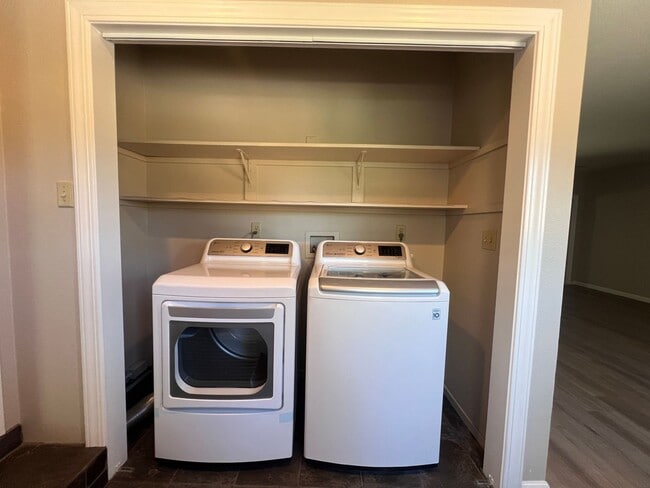 Building Photo - Spacious Split-Level! 4-Bedroom, 3.5-Bath ...