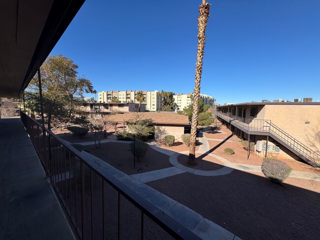 Building Photo - 1 Bedroom Condo close to the Strip and UNLV