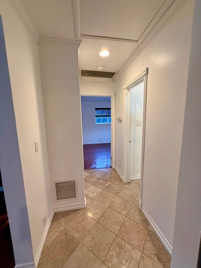 Building Photo - 1200 Laveta Terrace