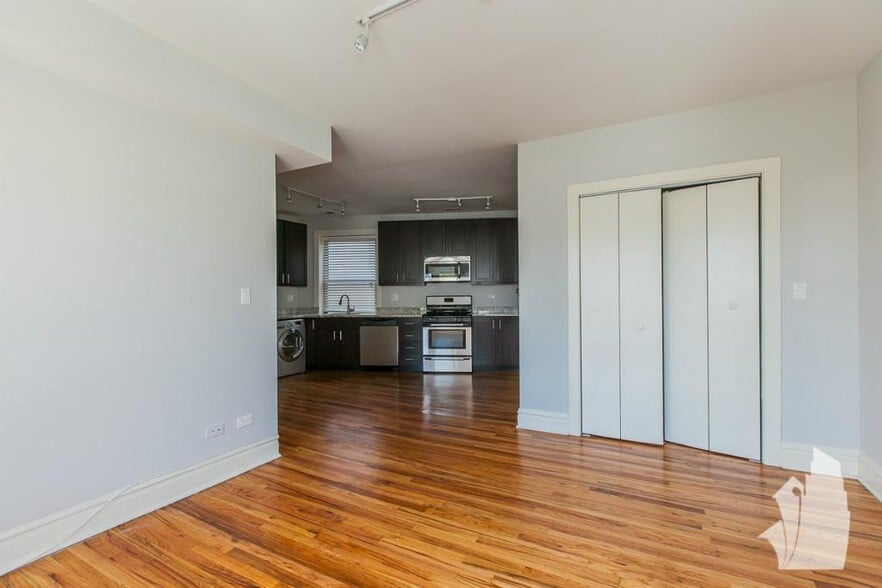 Building Photo - 2223 W Wilson Ave