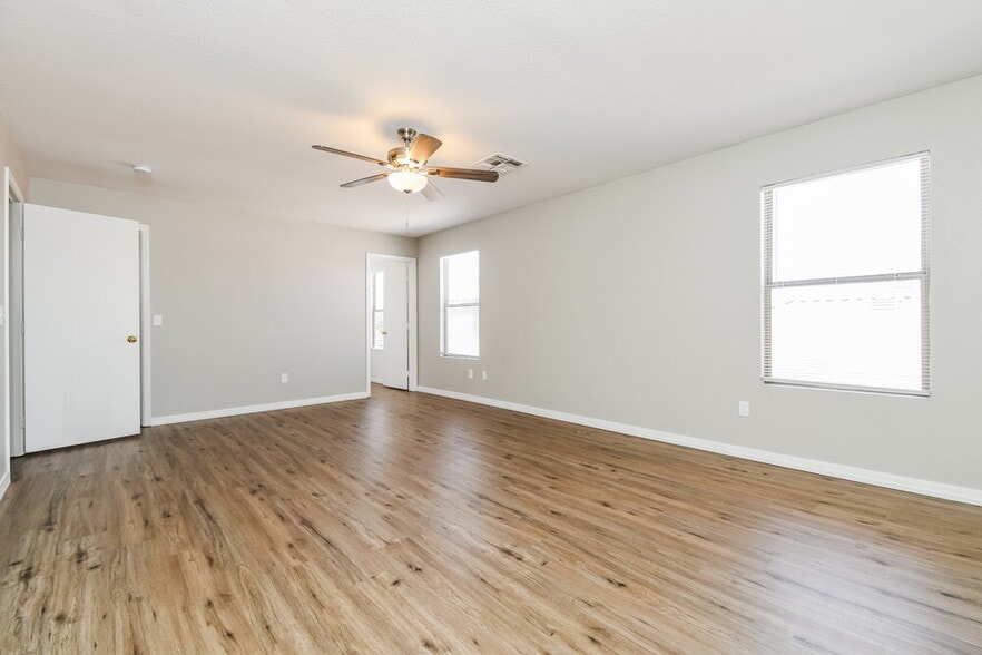 Building Photo - 650 E Woodsman Pl