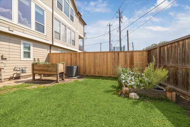 Building Photo - 2402 Calumet St