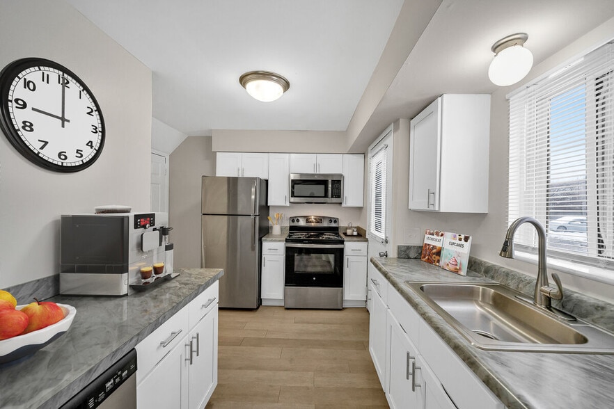 Building Photo - Charter Square