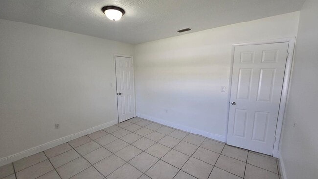 Building Photo - 6134 SW 40th Ct