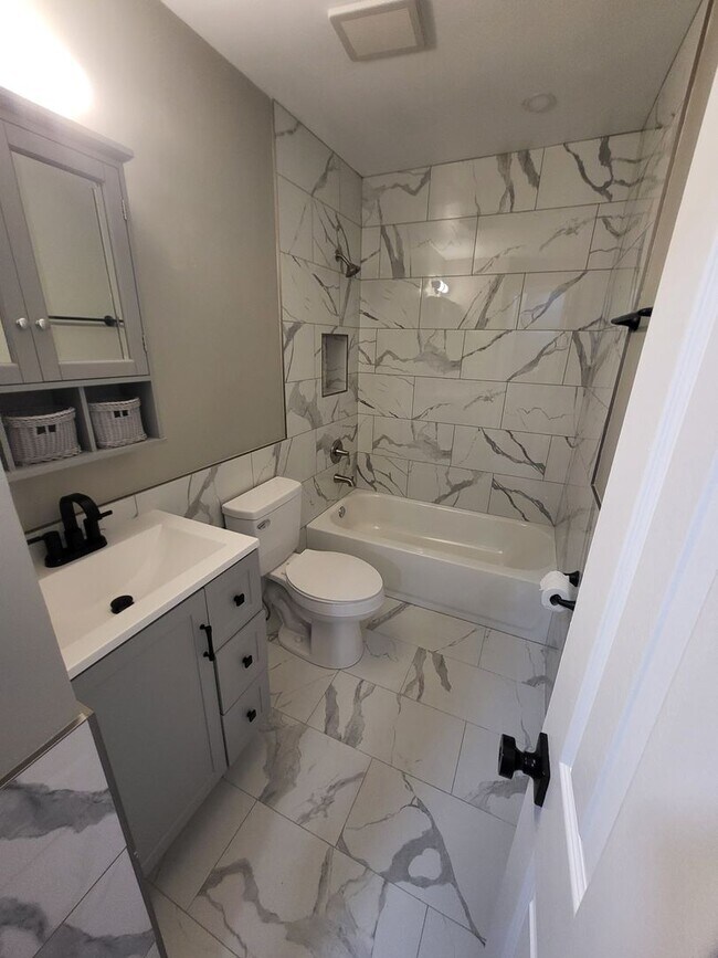 Building Photo - 3Bed 3 Bath Finished Basement!