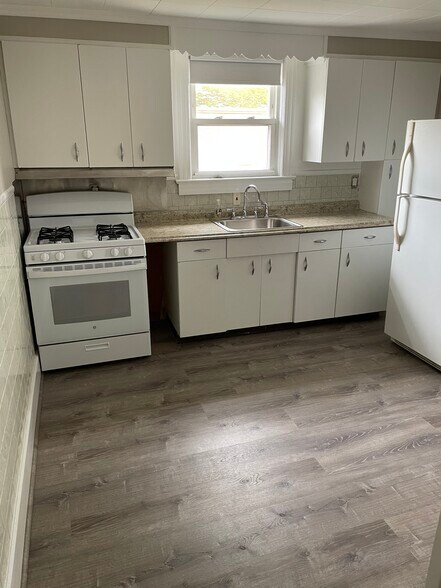 Eat-in kitchen with brand-new gas stove - 49 W Oreilly St