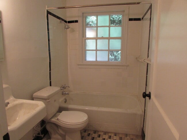 Building Photo - Delightful 2 Bed/1 Bath Duplex Apt - All B...