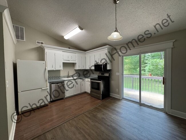Building Photo - Nice 3 bedroom 2 bath home in Mint Hill!