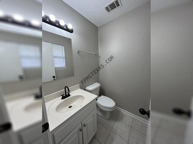 Building Photo - 9 Collins Ct