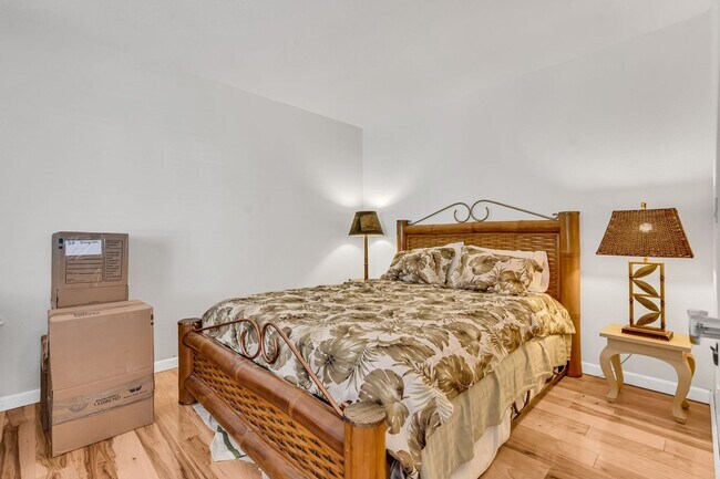 Building Photo - INCREDIBLE LOCATION... END OF CUL DE SAC WITH OVER 100 FEET ON WATER... MARVELOUS DOCK AND DECK W...