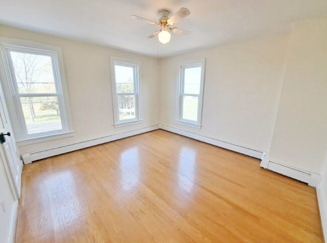 Building Photo - 3 Bed / 1-1/2 Bath Single Family w/2 Car G...