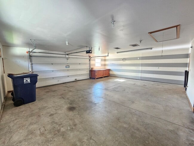 Building Photo - $1,995 - 2 Bed / 2 Bath Beautiful House in...