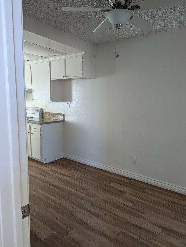Dining area - 2960 W 235th St