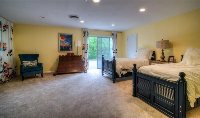 Building Photo - Tarrytown STUNNER!!!