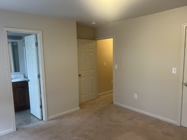 Building Photo - Spacious End-Unit Townhouse with 3 Beds, 3...