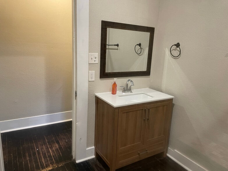 Building Photo - 3336 I-35