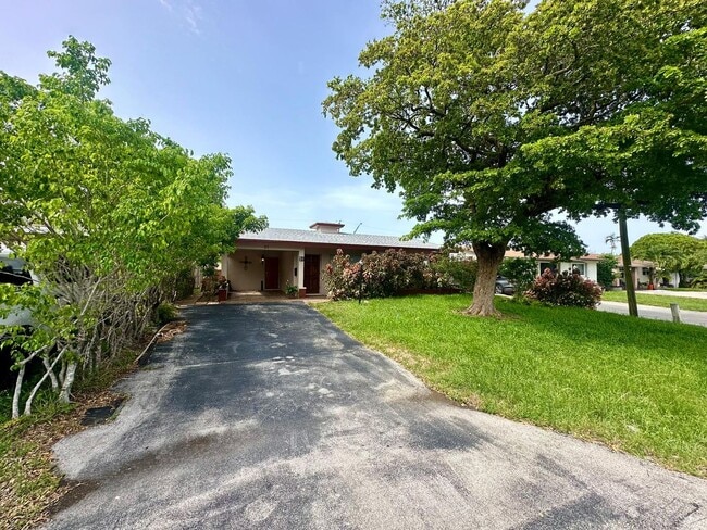 Building Photo - Easy Coastal Living Just Minutes from Downtown!