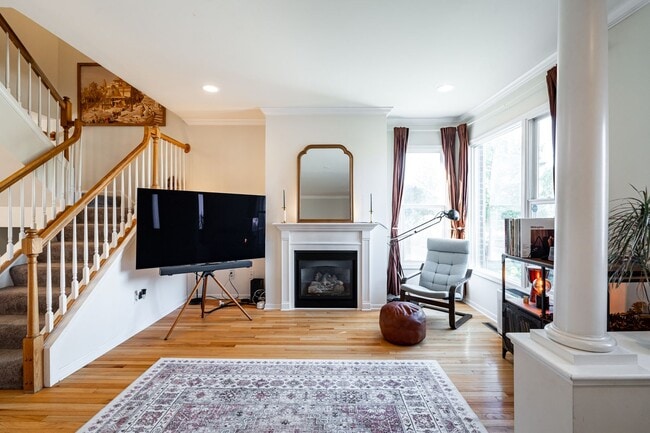 Building Photo - Live steps from Lake Michigan in this spac...