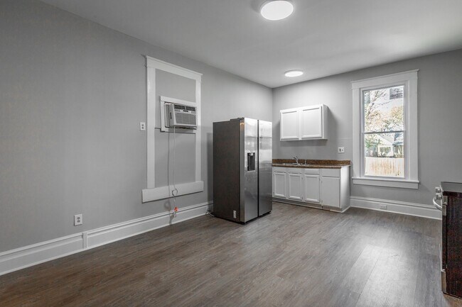 Building Photo - 1603 E 14th St