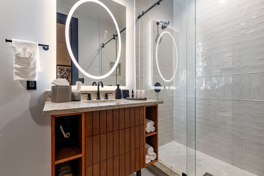 Building Photo - 1011 Canal St