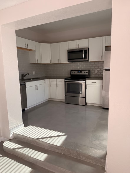 Building Photo - 340 W Highland Ave