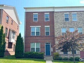 Building Photo - Beautiful 3 BR/3 BA EOG Townhome in Capito...