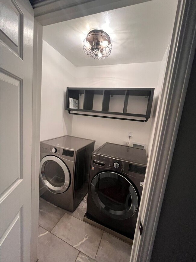 Building Photo - 925 Dogwood Park Dr